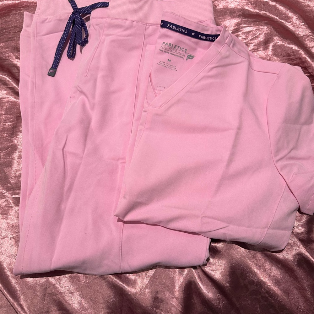 Fabletics Pink marshmallow scrubs